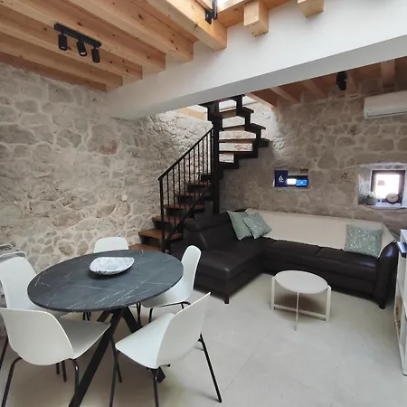 Lucija Villa *